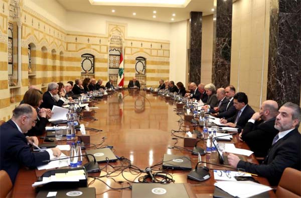 مجلس الوزراء أقر 6 رواتب إضافية لموظفي القطاع العام ورسوما ضريبية على البنزين و القيمة المضافة وتعيينات جديدة